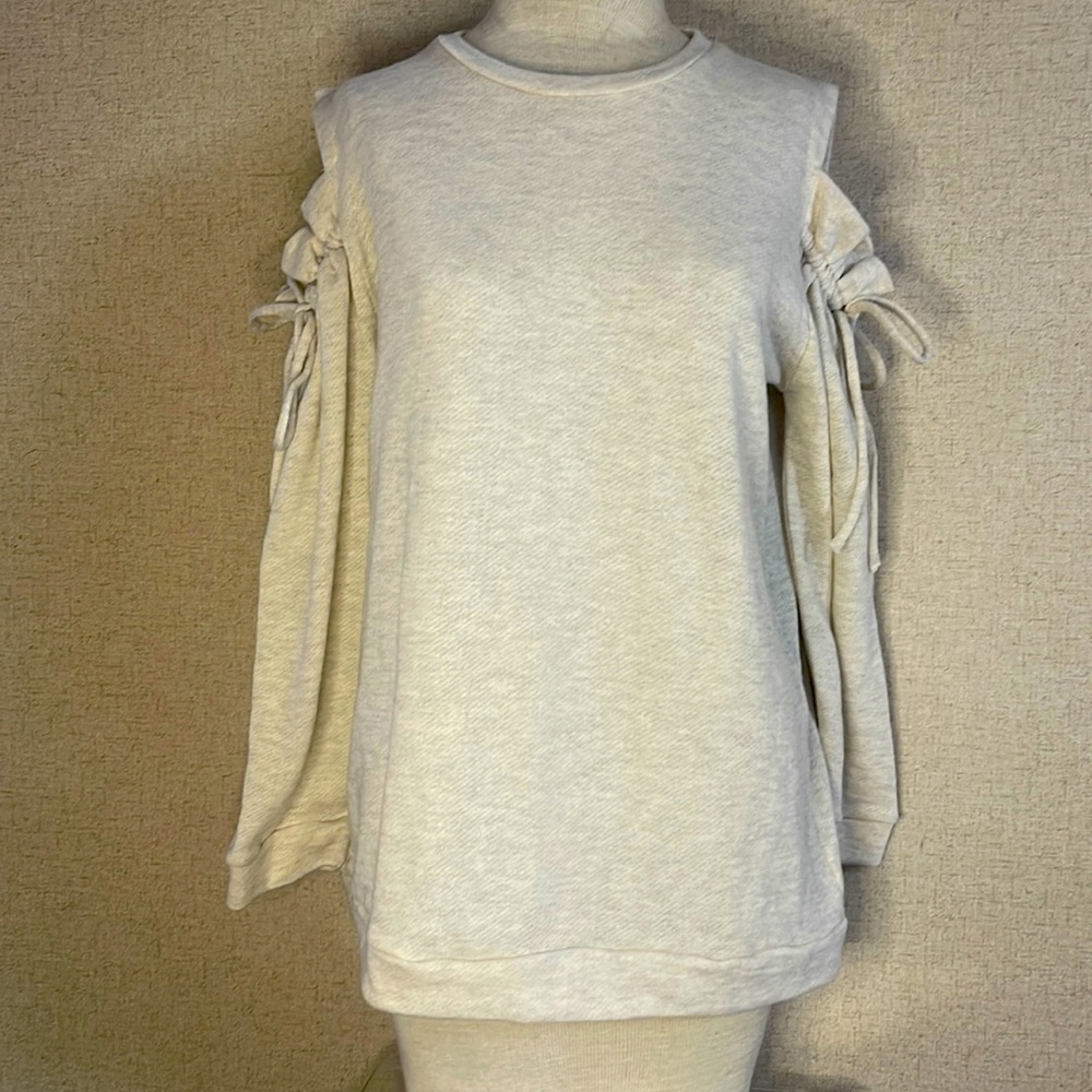 NWT Heather / Cream Cold Shoulder Sweater Adjustable Shoulder Ties Very Comfy